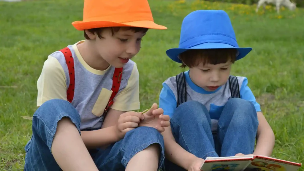 Erfahrungen einer hochsensiblen Mutter mit drei ADHS-Kindern, 2 Jungs beim Lesen